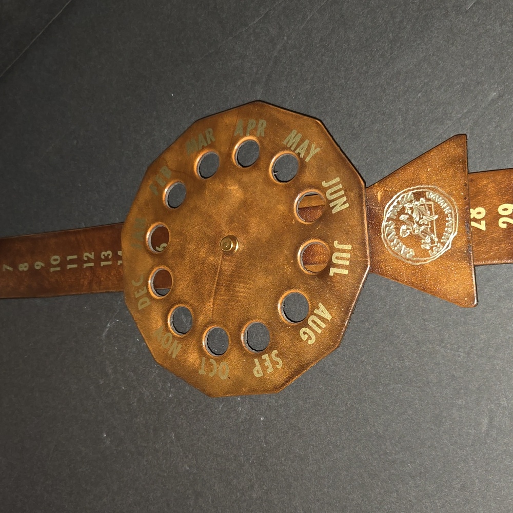 c RARE VINTAGE  CAESARS PALACE LAS VEGAS LEATHER MONTH DAY CALENDAR HANGING